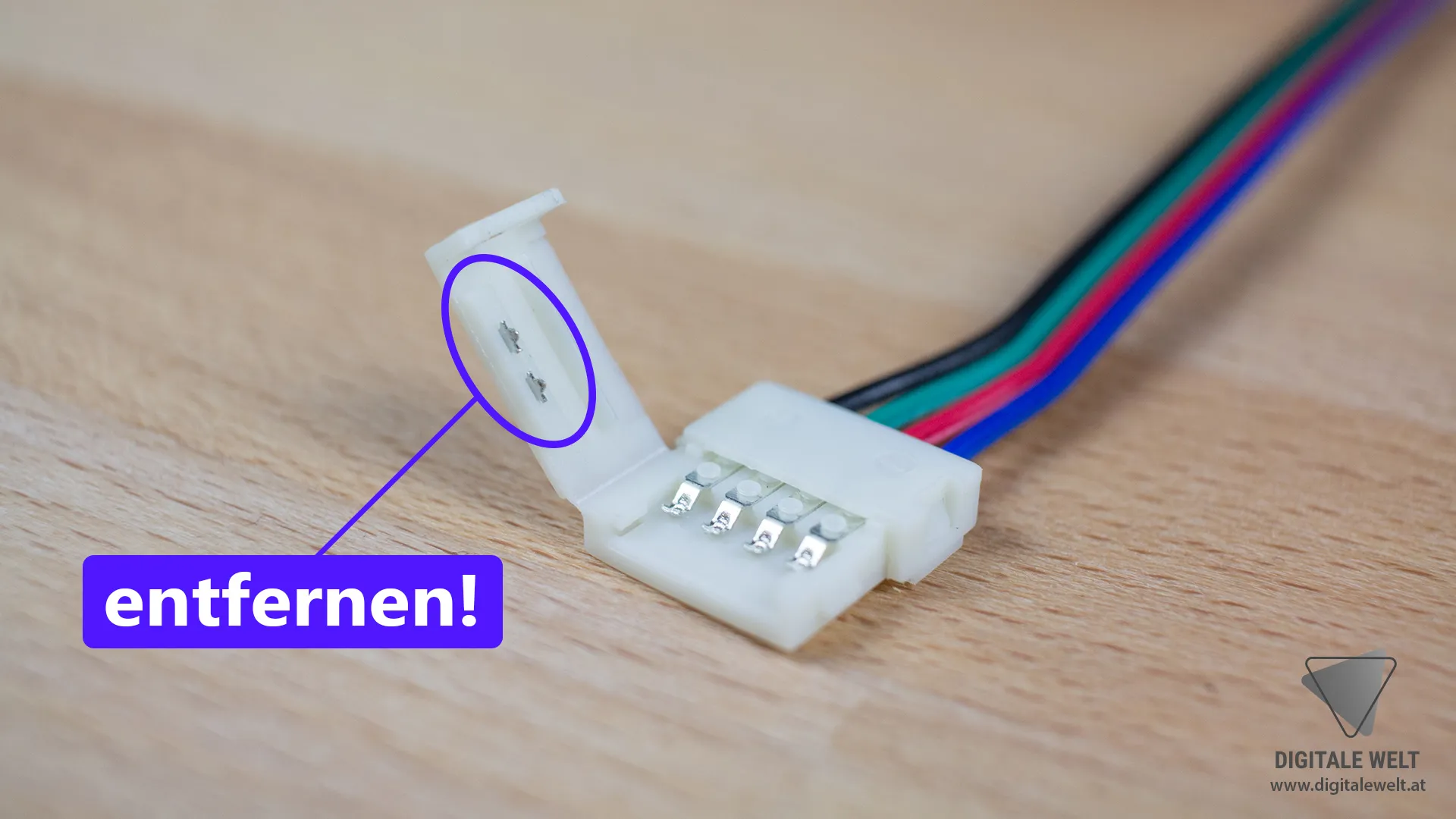 Ambilight ohne Löten – Metallstifte aus dem Verbinder entfernen