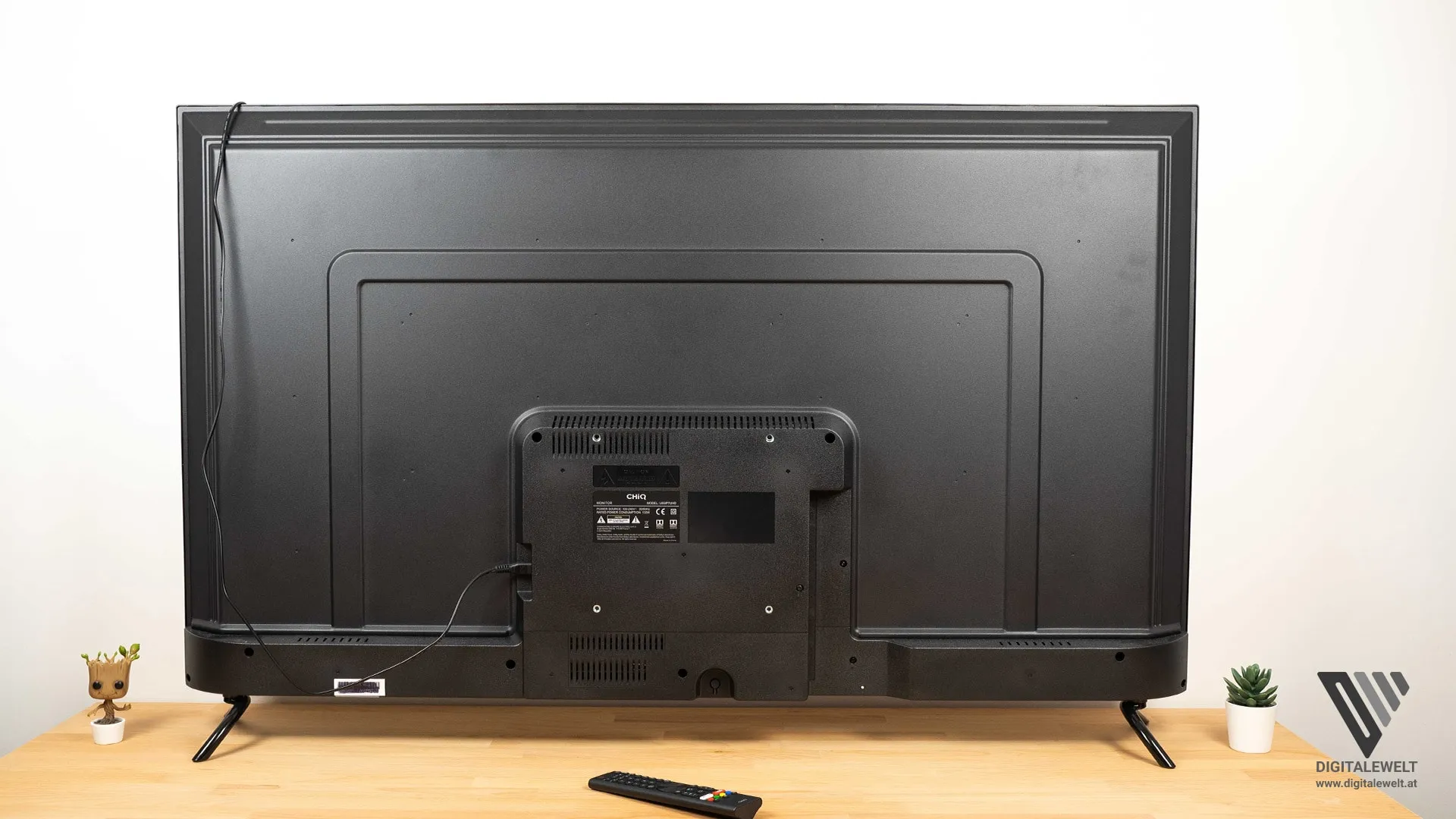 Der Fernseher von hinten – Ausgangszustand vor dem Anbringen der LED-Streifen