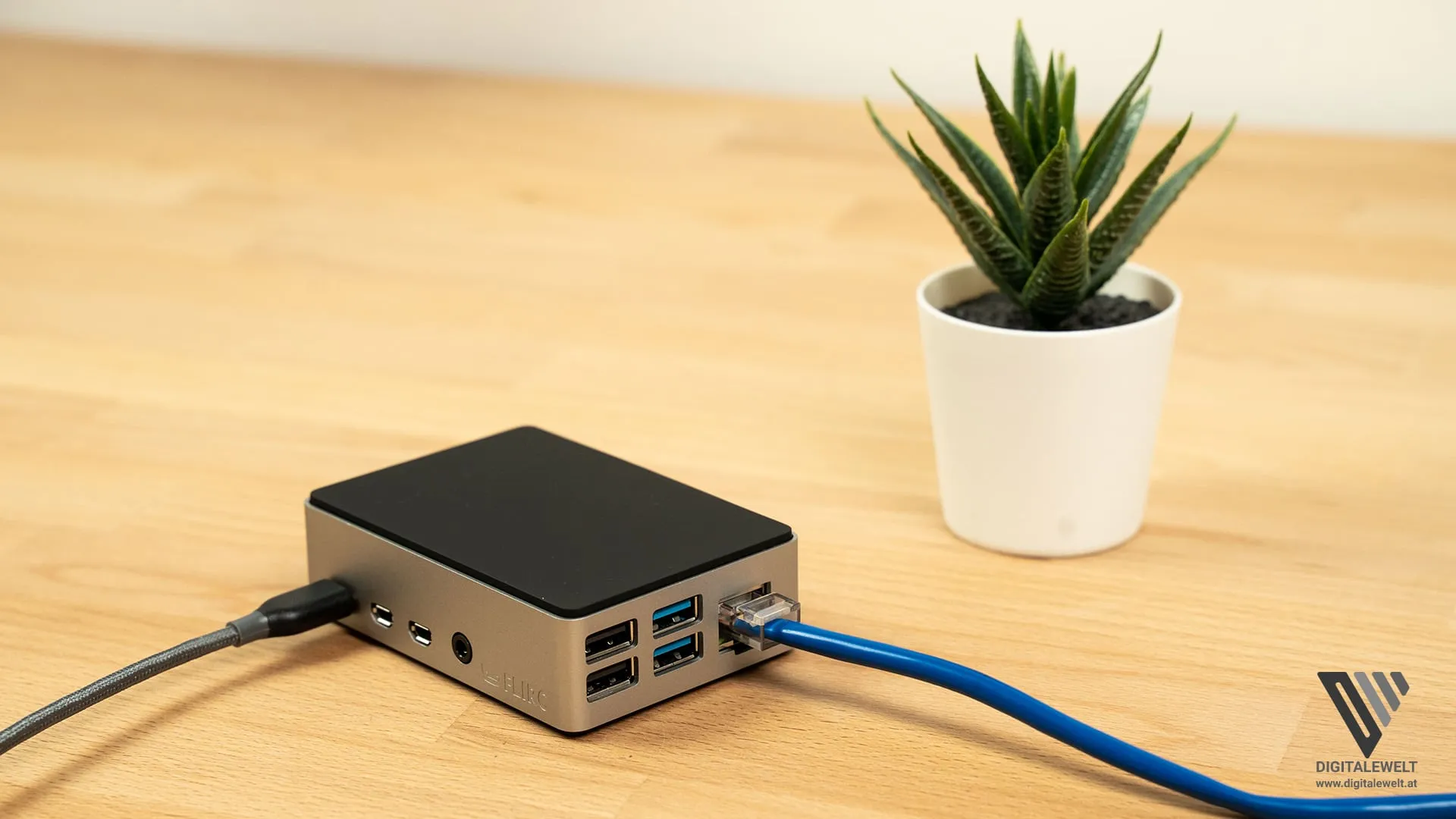 Raspberry Pi mit SD-Karte, Netzwerkkabel und Netzteil – Aufbau für Home Assistant